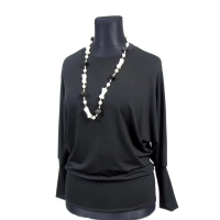 Bluzka ze skromnym dekoltem i rękawem kimono