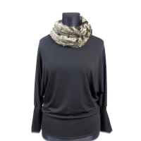 Bluzka ze skromnym dekoltem i rękawem kimono