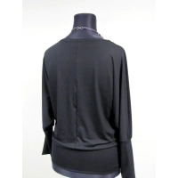 Bluzka ze skromnym dekoltem i rękawem kimono