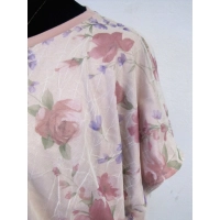 Bluzeczka typu bombka z pudrowymi kwiatami