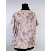 Bluzeczka typu bombka z pudrowymi kwiatami