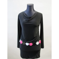 Koktajlowa sukienka zbluzowana z szerokim rękawem