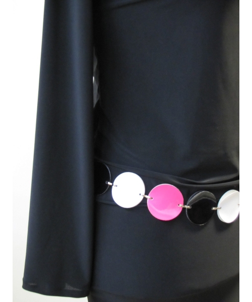 Koktajlowa sukienka zbluzowana z szerokim rękawem