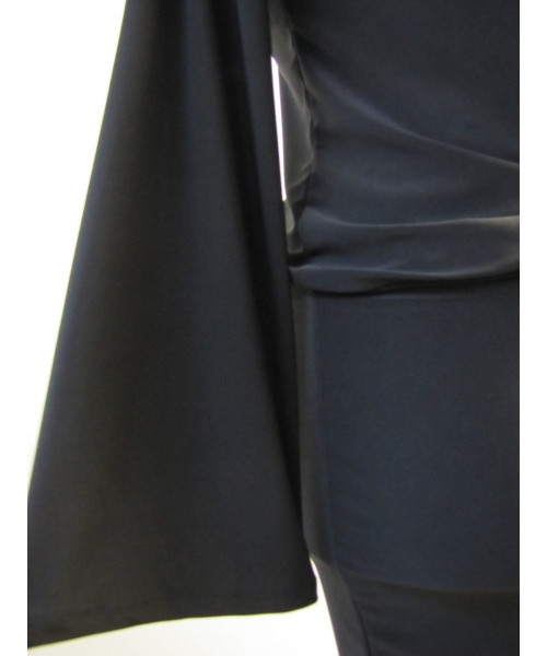 Koktajlowa sukienka zbluzowana z szerokim rękawem
