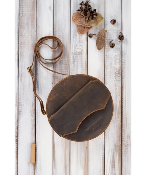 Okrągła torebka z postarzanej skóry typu Hunter - brązowa