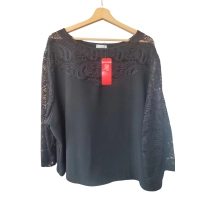 Elegancka czarna bluzka z koronkowym rękawem - Maxi rozmiar