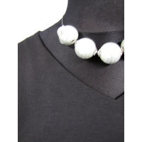 Sukienka mini z dekoltem i srebrnym suwakiem na plecach