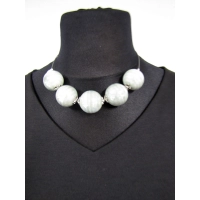 Sukienka mini z dekoltem i srebrnym suwakiem na plecach