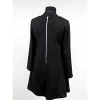 Sukienka mini z dekoltem i srebrnym suwakiem na plecach