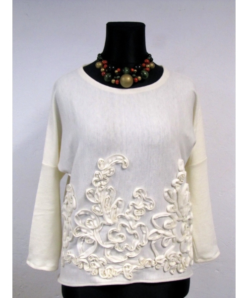Luźny cieplutki sweter z haftowaną aplikacją w kolorze ecru