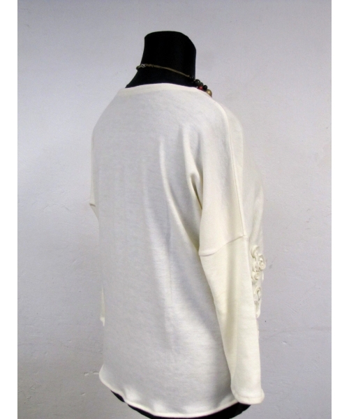 Luźny cieplutki sweter z haftowaną aplikacją w kolorze ecru