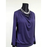 Granatowa bluzka z dekoltem woda - szeroki rękaw ozdobiony gipiurą