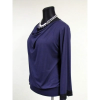 Granatowa bluzka z dekoltem woda - szeroki rękaw ozdobiony gipiurą