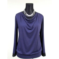 Granatowa bluzka z dekoltem woda - szeroki rękaw ozdobiony gipiurą