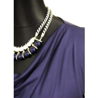 Granatowa bluzka z dekoltem woda - szeroki rękaw ozdobiony gipiurą