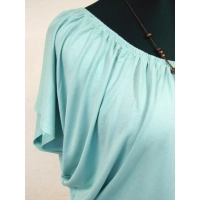 Bluzeczka nietoperz z mocno marszczonym dekoltem - błękitna