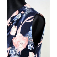 Bluzka w kwiaty z lejącym dekoltem woda