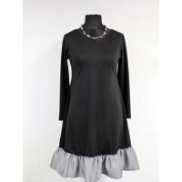 Rozkloszowana czarna sukienka z dekoltem i srebrną falbaną