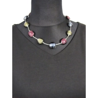 Rozkloszowana czarna sukienka z dekoltem i srebrną falbaną