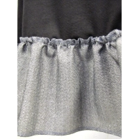 Rozkloszowana czarna sukienka z dekoltem i srebrną falbaną