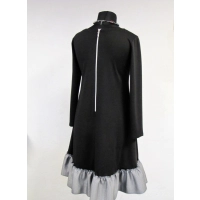 Rozkloszowana czarna sukienka z dekoltem i srebrną falbaną