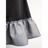 Rozkloszowana czarna sukienka z dekoltem i srebrną falbaną