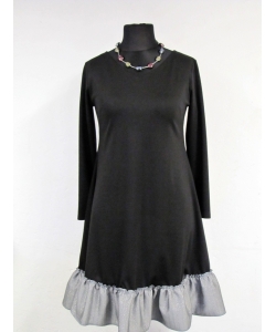 Rozkloszowana czarna sukienka z dekoltem i srebrną falbaną